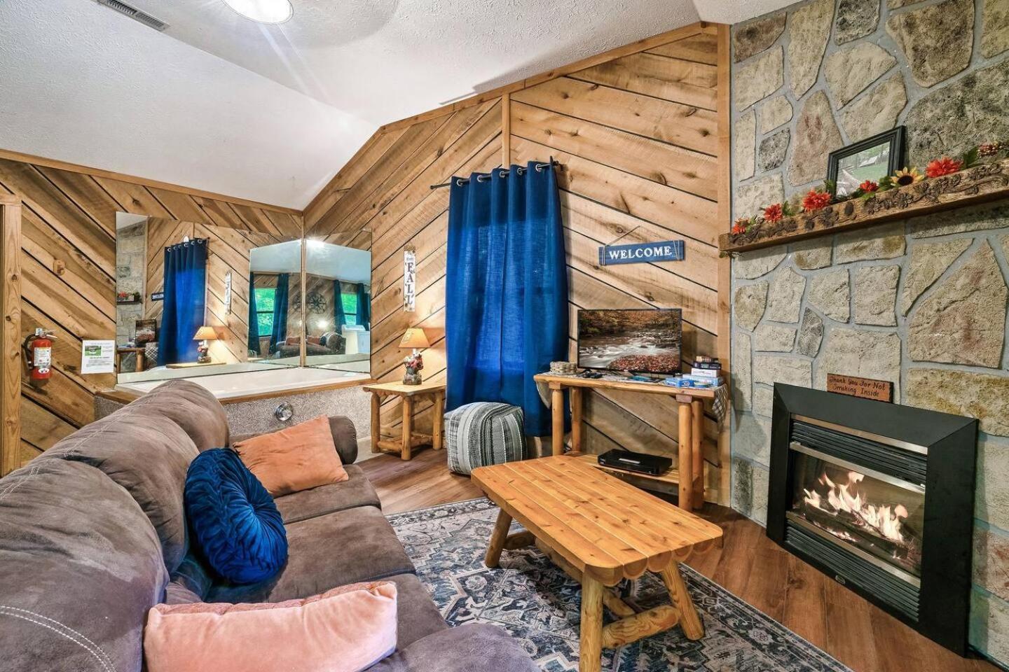 Romantic Mtn Cabin Hot Tub & Jacuzzi Views Sevierville Εξωτερικό φωτογραφία